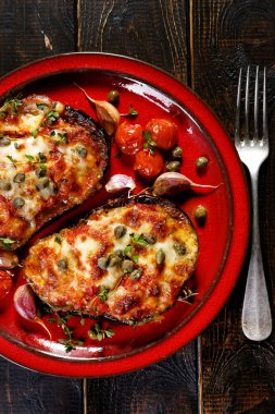 Domates ve peynir Kapari ve otlar ile ızgara patlıcan dolması