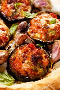 Fırında patlıcan domates, mozzarella peyniri ve parmesan peyniri, sarmısak ve otlar ile