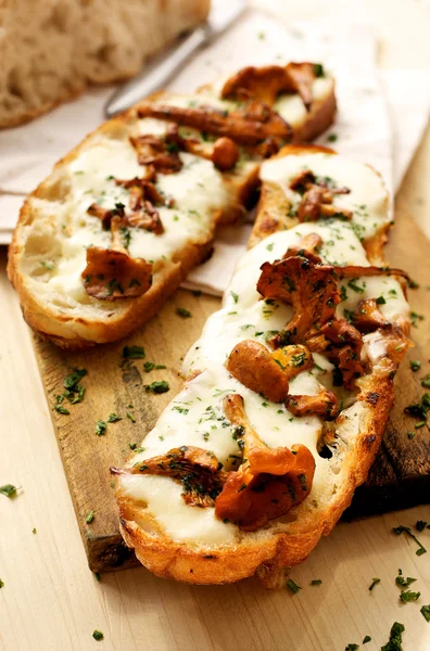 Bruschetta con champiñones, queso mozzarella y perejil — Foto de Stock
