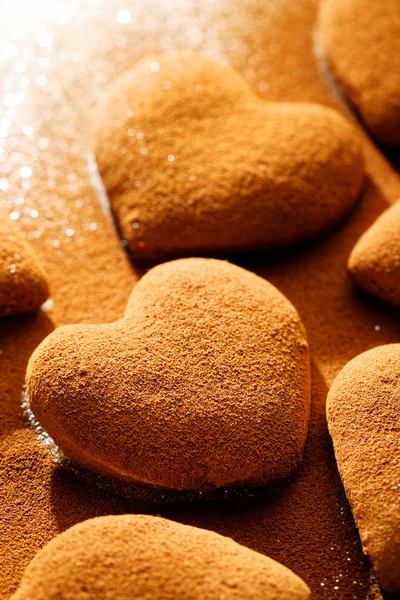 Cuori di pan di zenzero cosparso di cannella — Foto Stock