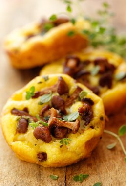 Küçük frittata Cantharellus cibarius mantar, Keçi peynir ve taze kekik ile