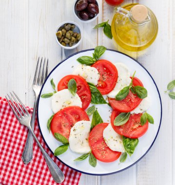 Caprese salatası