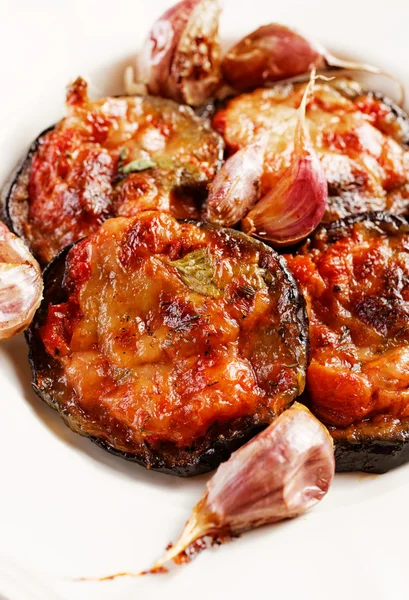 Baked eggplant with tomatoes, mozzarella cheese and parmesan cheese, garlic and herbs — Stock Photo, Image