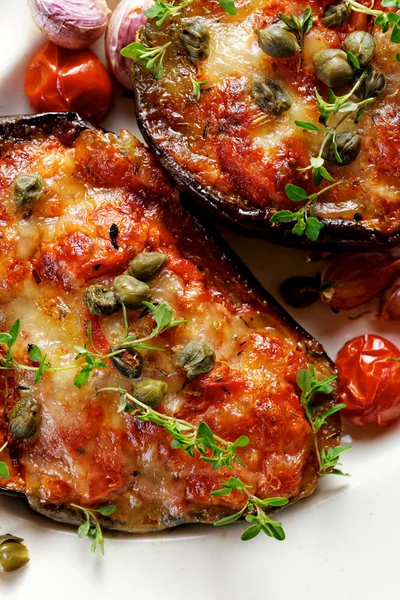 Gegrilde aubergine gevuld met tomaten en kaas met kappertjes en kruiden — Stockfoto