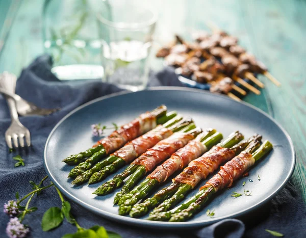 Grilled green asparagus wrapped with bacon — Stock Photo, Image