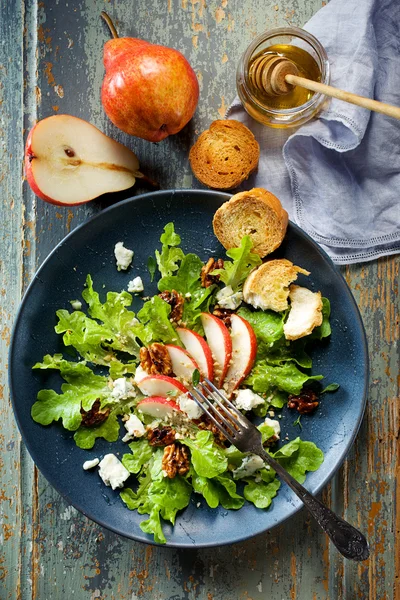 Свіжий салат з грушею, синім сиром і карамелізованими волоськими горіхами — стокове фото