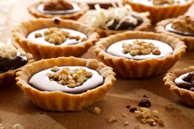 Sütlü çikolata ve kavrulmuş kaju fıstığı ile tart