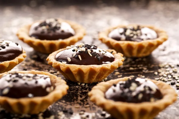 Chocolate tart with white and blacksesame seeds — Stock Photo, Image