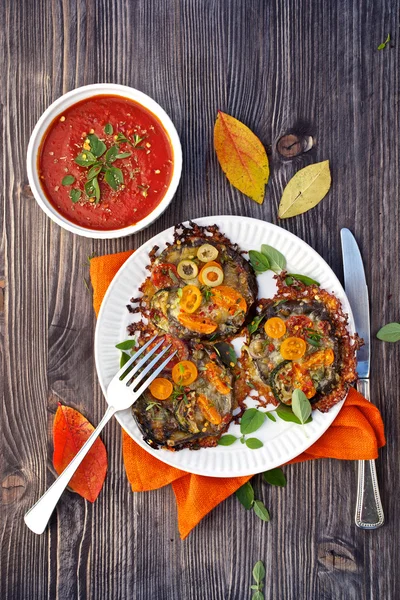 Berenjenas a la parrilla con mozzarella, parmesano, tomate, calabacín, alcaparras y hierbas — Foto de Stock