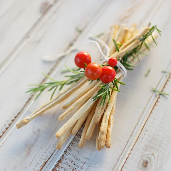 Ramo de grissini con tomate cherry y romero —  Fotos de Stock