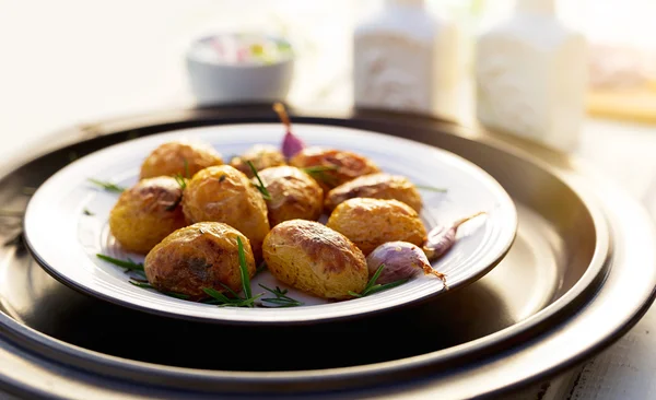 Bratkartoffeln mit Rosmarin und Knoblauch — Stockfoto