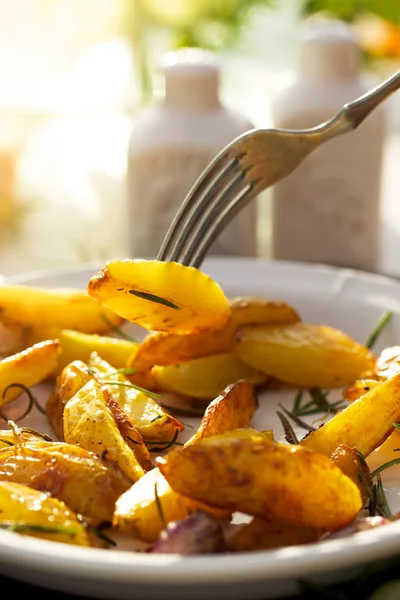Жареный картофель клинья с добавлением розмарина и чеснока — стоковое фото