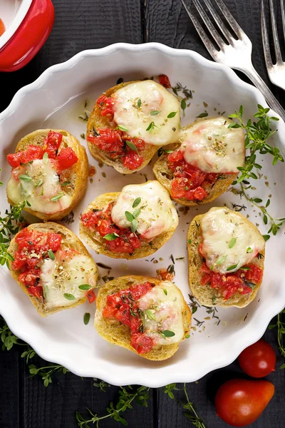 Crostini de tomate con queso mozzarella, orégano y tomillo fresco —  Fotos de Stock