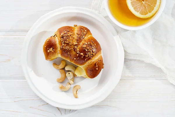 Hefecroissant mit Mohn und Nüssen — Stockfoto