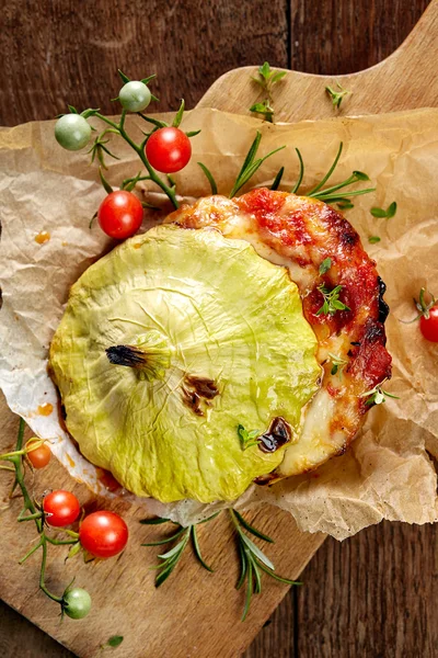 Patisson gevuld met tomaten en mozzarella kaas — Stockfoto