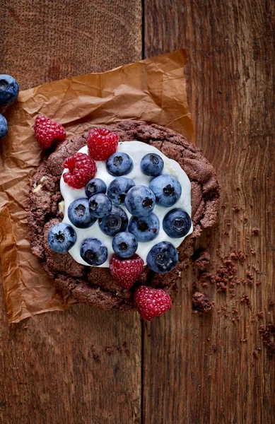 巧克力蛋糕，香草奶油和新鲜浆果 — 图库照片