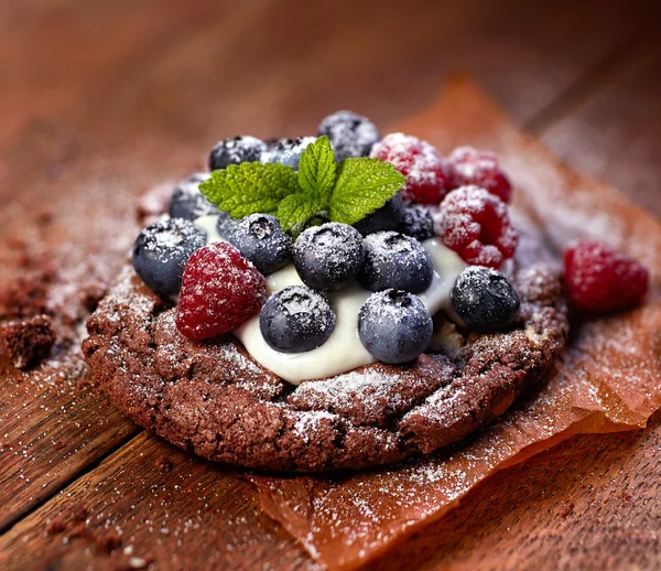 Schokoladenkuchen mit Vanillecreme und frischen Beeren — Stockfoto