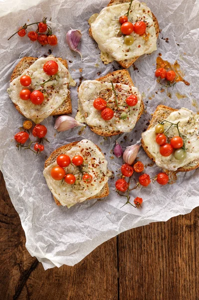 Bruschetta con queso, tomates cherry y hierbas aromáticas — Foto de Stock