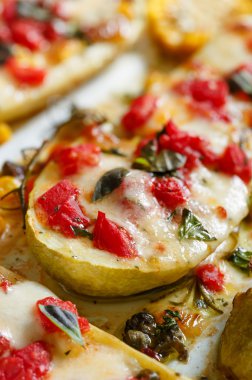 Sebze, mozzarella peyniri ve otlar ile organik kabak dolması