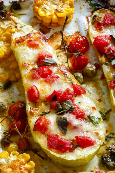 Sebze, mozzarella peyniri ve otlar ile organik kabak dolması