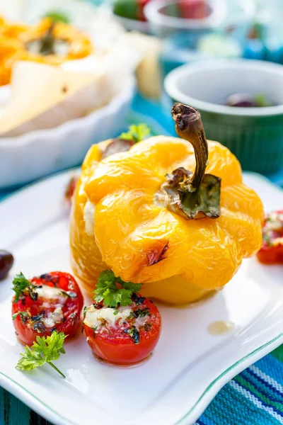 Pimenta assada recheada com quinoa, cogumelos e queijo cheddar com adição de tomates aromáticos — Fotografia de Stock