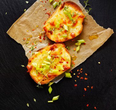 Eritilmiş peynir, scallions, biber ve taze kekik ile küçük tost