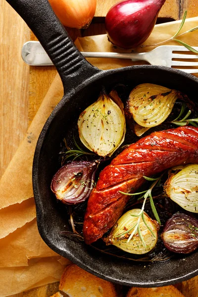 Salchicha asada con cebolla y romero — Foto de Stock