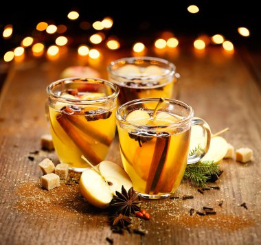 Ayrıca Aromatik baharatlar ve narenciye ile sıcak elma şarabı