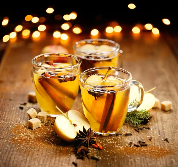 Mulled cider with addition of aromatic spices and citrus fruits — Stock Photo, Image