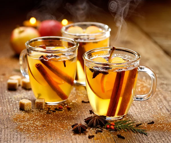 Mulled cider with cinnamon, anise, cloves and citrus — Stock Photo, Image