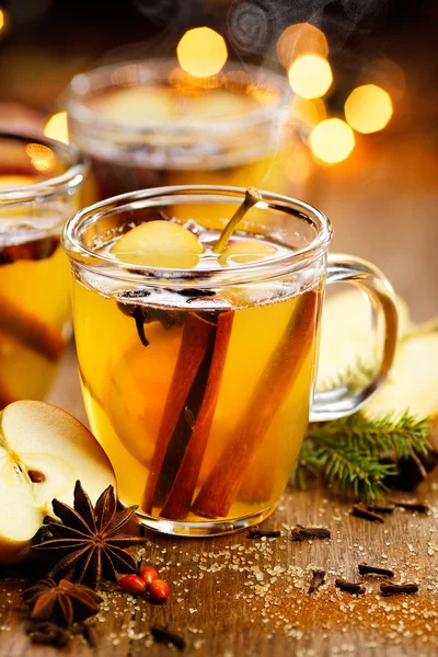 Aromatik baharat ve narenciye ile sıcak elma şarabı