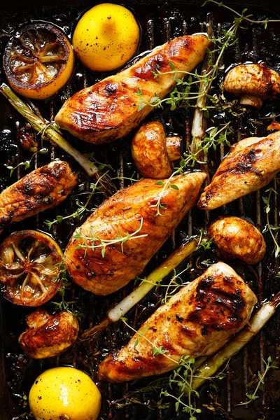 Gegrillte Hühnerbrust mit Gemüse in einer duftenden Zitronenmarinade — Stockfoto