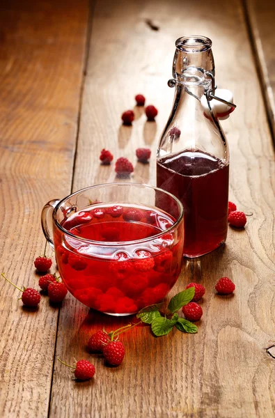 Raspberry hot tea, delicious and healthy — Stock Photo, Image