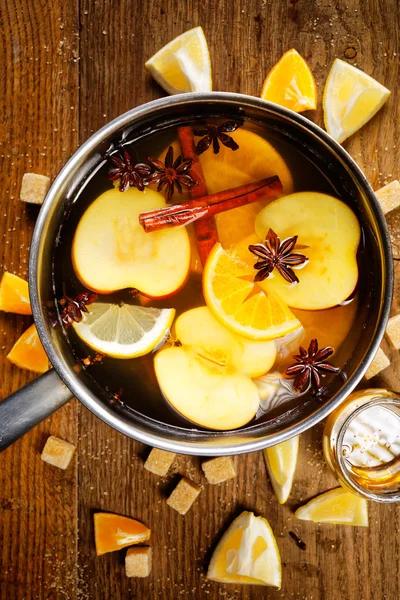 Sidra caliente en una olla —  Fotos de Stock