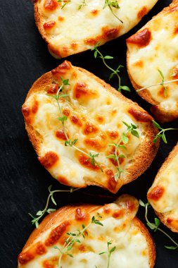Eritilmiş peynir ve taze kekik ile crostini