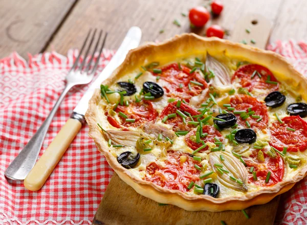 Quiche vegetariano com tomate, cebola, azeitonas pretas e cebolinha fresca . — Fotografia de Stock