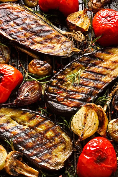 Баклажаны на гриле с перцем, луком, грибами и розмарином — стоковое фото