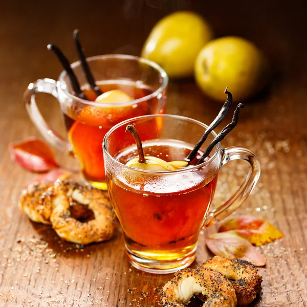 Té con adición de peras maduras y vainilla, delicioso y aromático —  Fotos de Stock