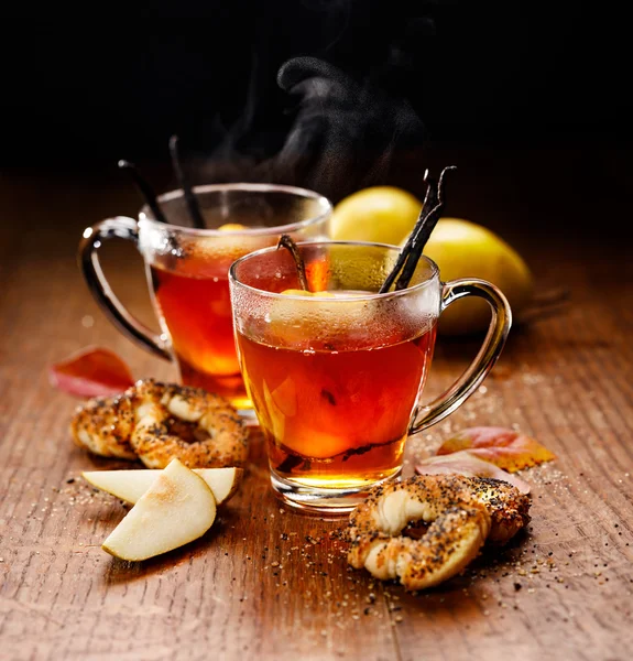 Hot fruit tea with ripe pears and vanilla, delicious and aromatic — Stock Photo, Image