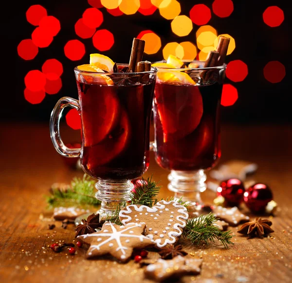 Weihnachtsglühwein mit Gewürzen und Orangen — Stockfoto