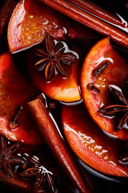 Tarçın, portakal, anason yıldız ve diş ilavesi ile kırmızı şarap mulled. Malzemeler, makro