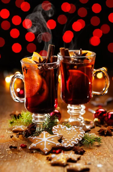 Різдвяне глінтвейн червоне вино з додаванням спецій та апельсинів. Ідеальний гарячий напій в холодні дні . — стокове фото