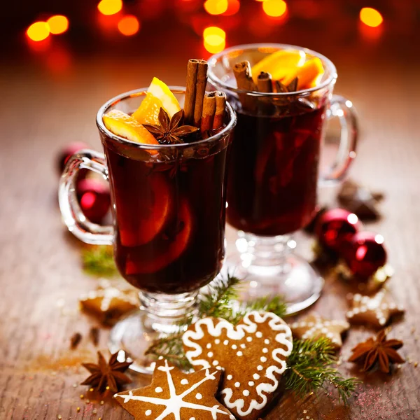 Vin rouge chaud de Noël avec ajout d'épices et d'oranges — Photo