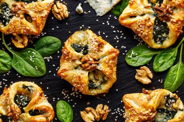 Ispanak ve Gorgonzola peyniri ile doldurulmuş puf böreği