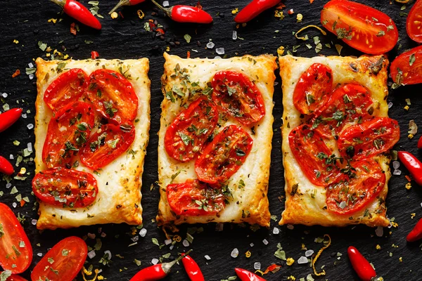 Kleine tomaat taartjes met toevoeging van aromatische oregano — Stockfoto