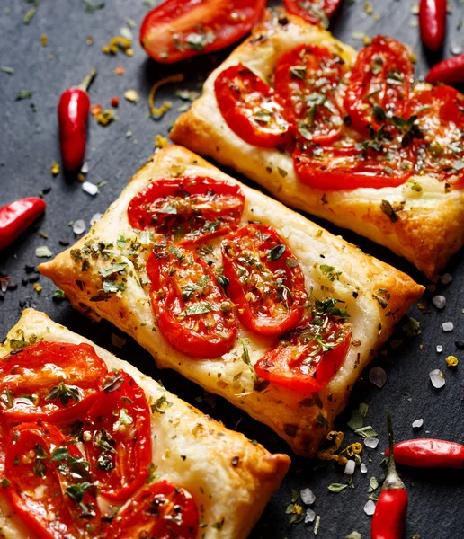 Piccole crostate di pomodoro con aggiunta di origano aromatico — Foto Stock