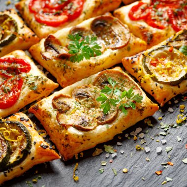 Puf böreği, domates, mantar ve kabak küçük sebze tart. Lezzetli vejetaryen meze