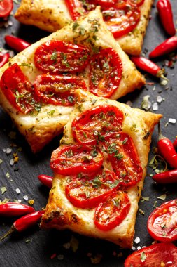 Puf böreği domatesli ve otlar. Lezzetli vejetaryen meze