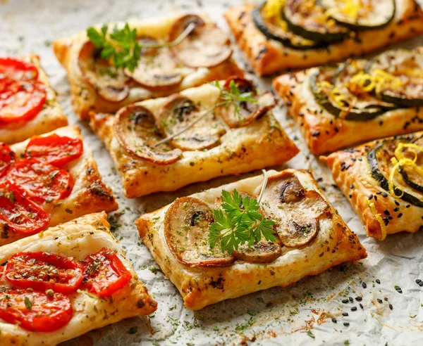 Aperitivos de massa folhada com legumes; cogumelos, tomates e abobrinha — Fotografia de Stock