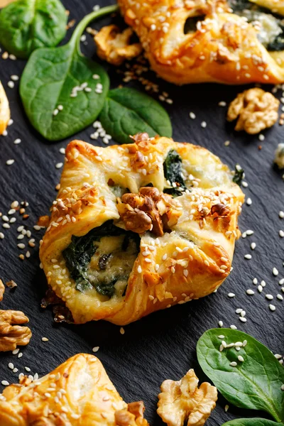 Spinach puff with addition of Gorgonzola cheese, walnuts and sesame seeds — Stock Photo, Image